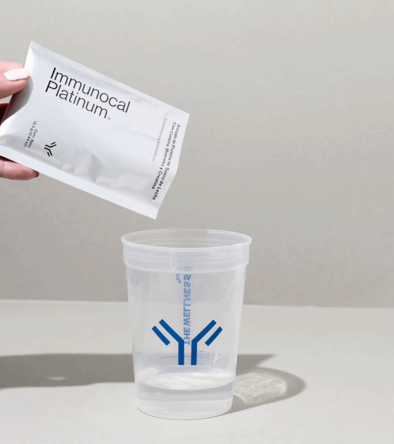 Cómo preparar Immunocal Platinum: vierte el sobre en tu vaso mezclador